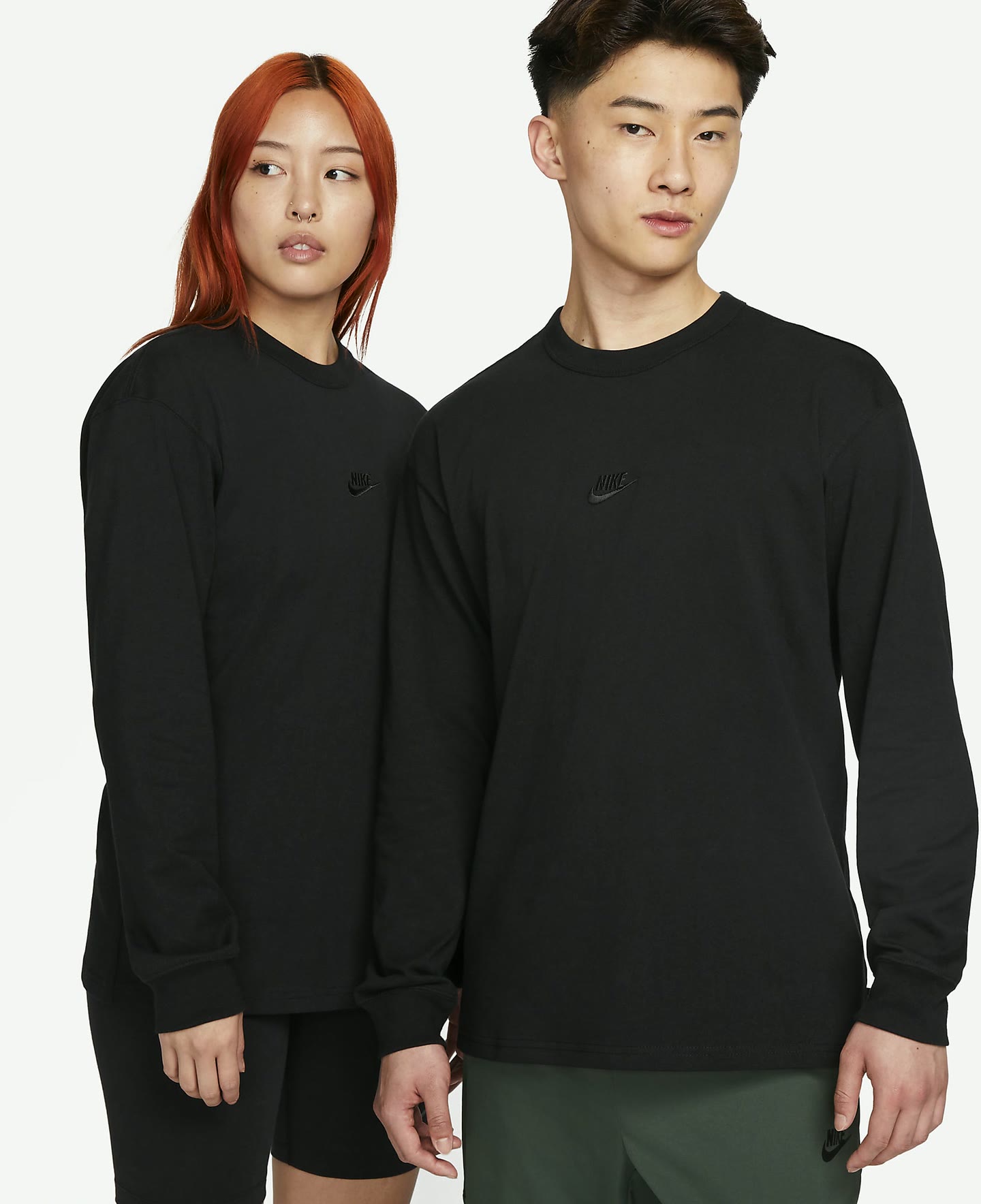 색이 먼저 옅어지는 목과 소매 부분