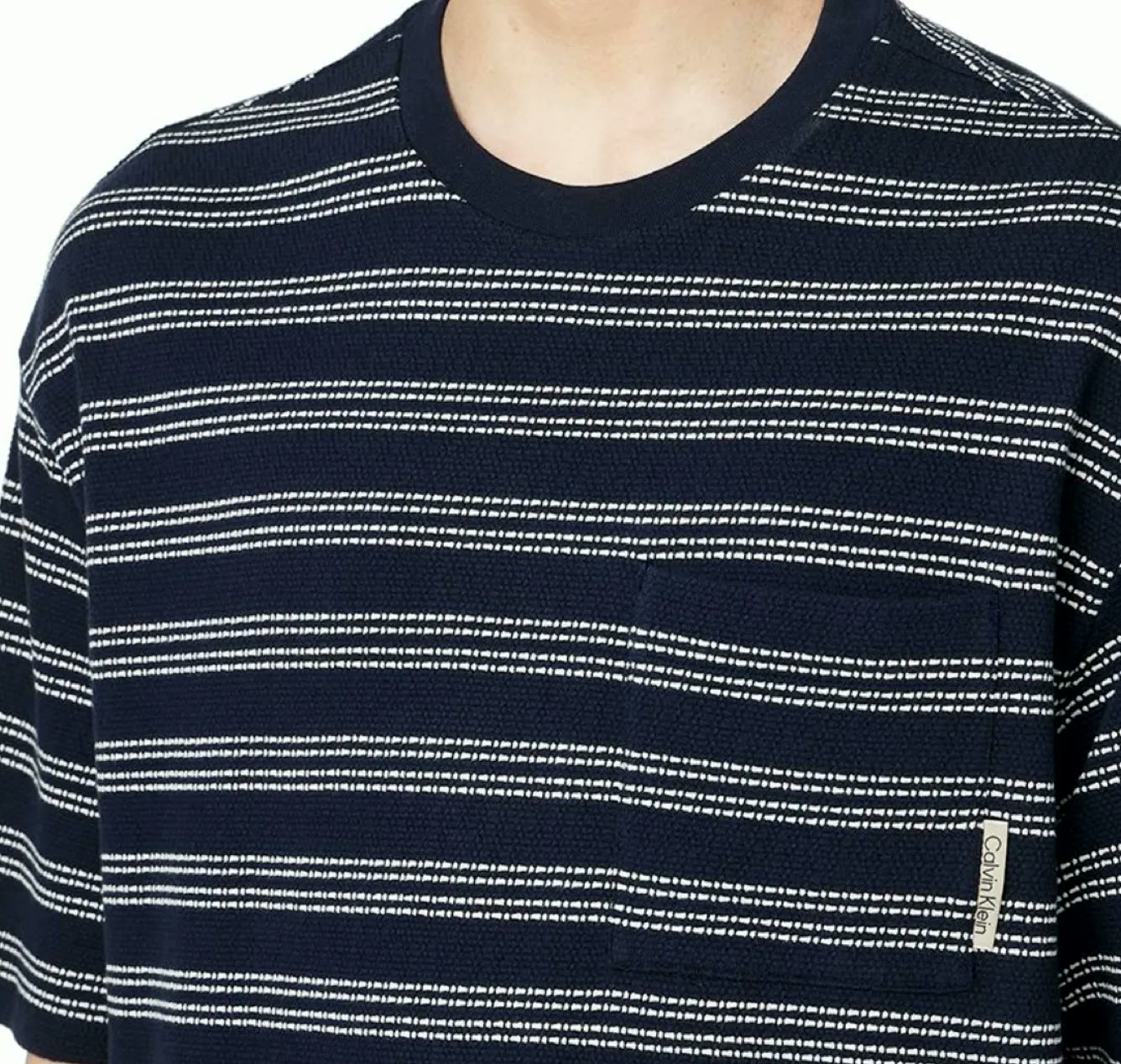 잘 입는 티셔츠의 어깨와 소매를 재는 장면