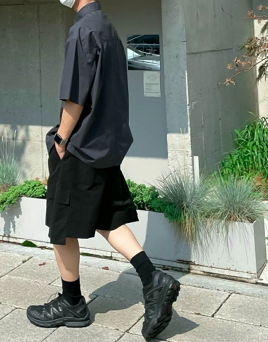 발목선 아래로 러닝화 전체가 드러난 조합