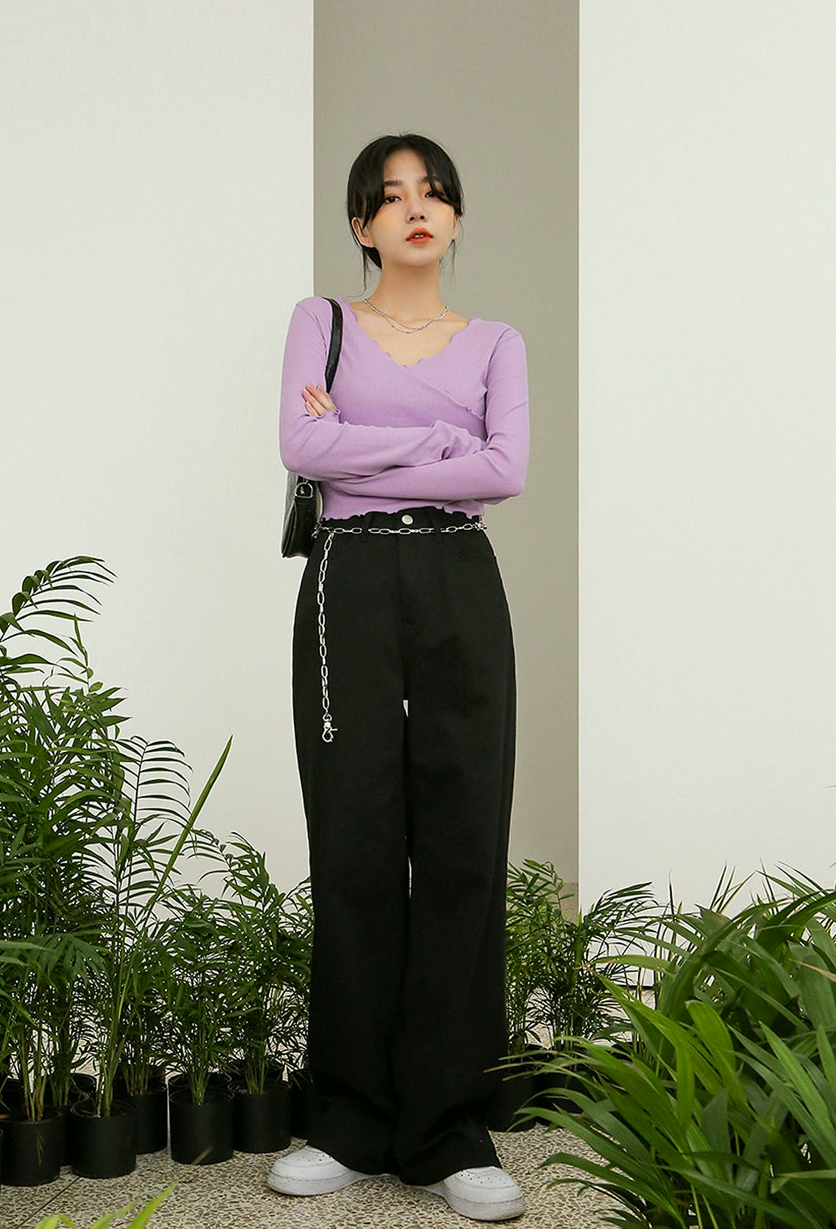상의와 신발만 색을 남긴 무채색 중심 구성